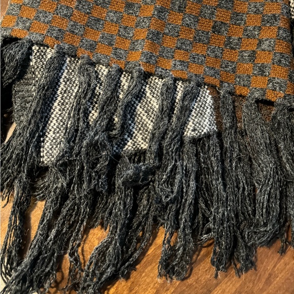 🍁 Women’s Urban Outfitters Black and Brown Sweater Shrug Poncho with Tassels 🍁 - Picture 3 of 5